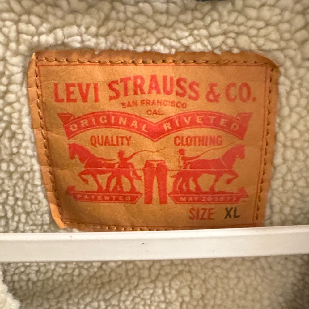 Levi's Dark Blue Denim Jacket with Cream Sherpa Collar - Picture 2 of 5
